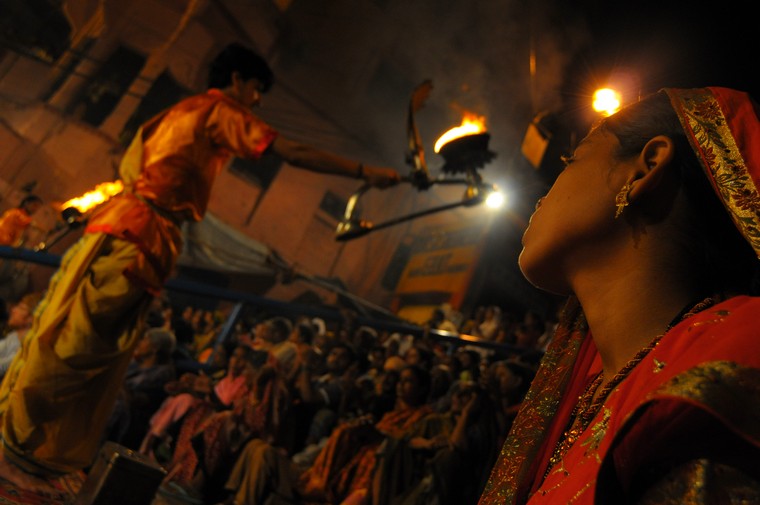 Varanasi, Ganga Aarti (Indie 2008, lato, część pierwsza)